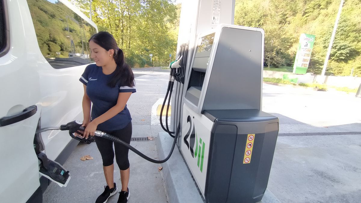 La joven repartidora Maitena Burga, de 22 años, repostando en la estación de servicio Bidasoil, en Behobia.
