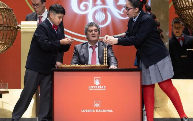 Los niños de San Ildefonso durante el sorteo de la Lotería de Navidad. Los niños de San Ildefonso durante el sorteo de la Lotería de Navidad.