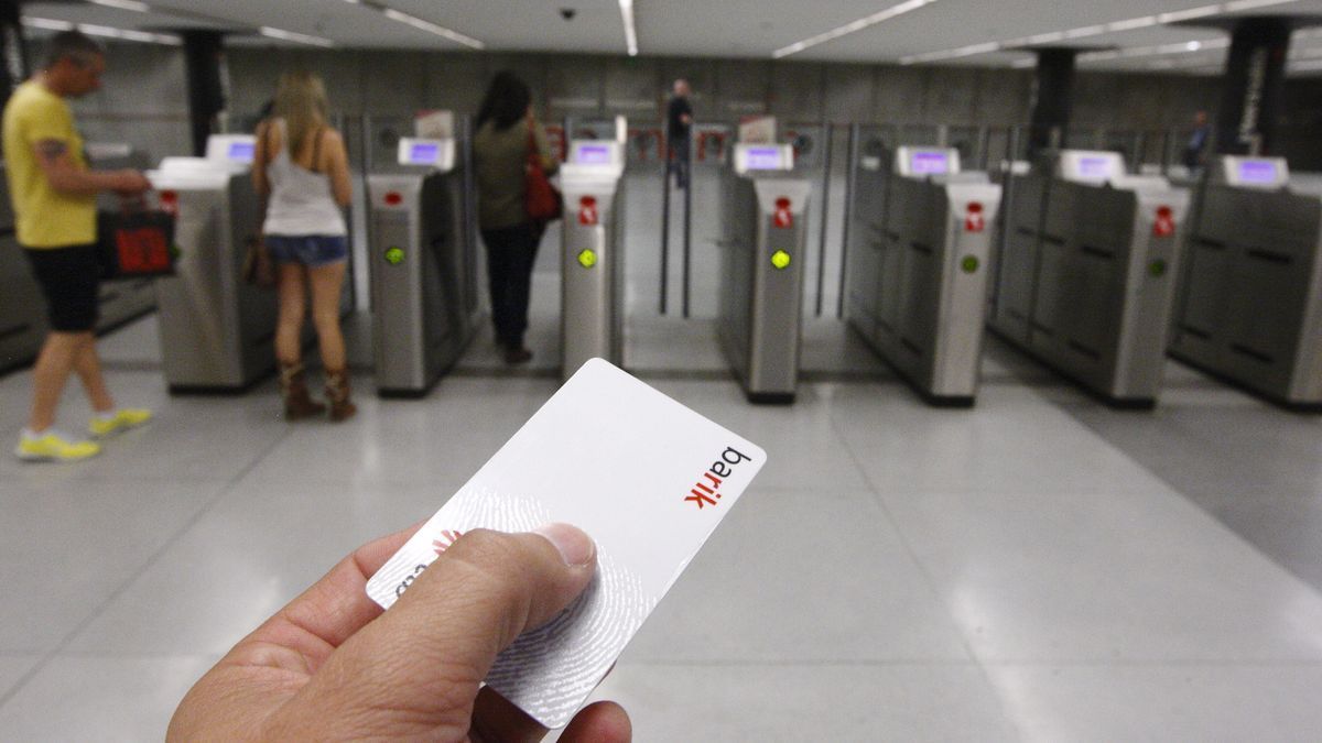 Usar la tarjeta barik y sus tarifas asociadas permitirá rebajar a la mitad el coste de los viajes