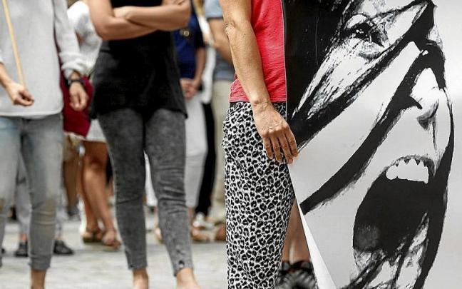 Mujeres durante una concentración por una agresión sexual. | FOTO: EFE Mujeres durante una concentración por una agresión sexual. | FOTO: EFE
