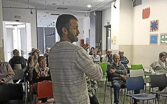 Koldo Leoz, ayer con vecinos interesados en el proyecto de Lizarra. Koldo Leoz, ayer con vecinos interesados en el proyecto de Lizarra.