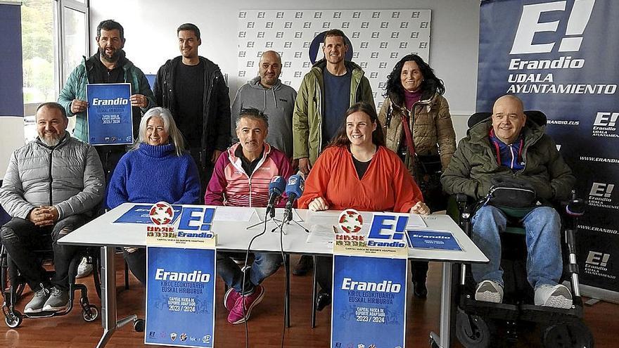 Javi Conde y Aitziber Oliban, ayer en Altzaga, rodeados de deportistas con diversidad funcional.