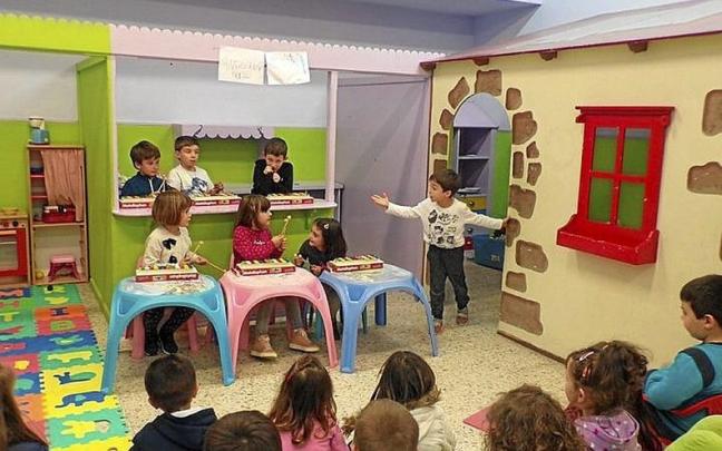 Una actividad en la ludoteca de Donibane, el curso pasado. | FOTO: N.G. Una actividad en la ludoteca de Donibane, el curso pasado. | FOTO: N.G.