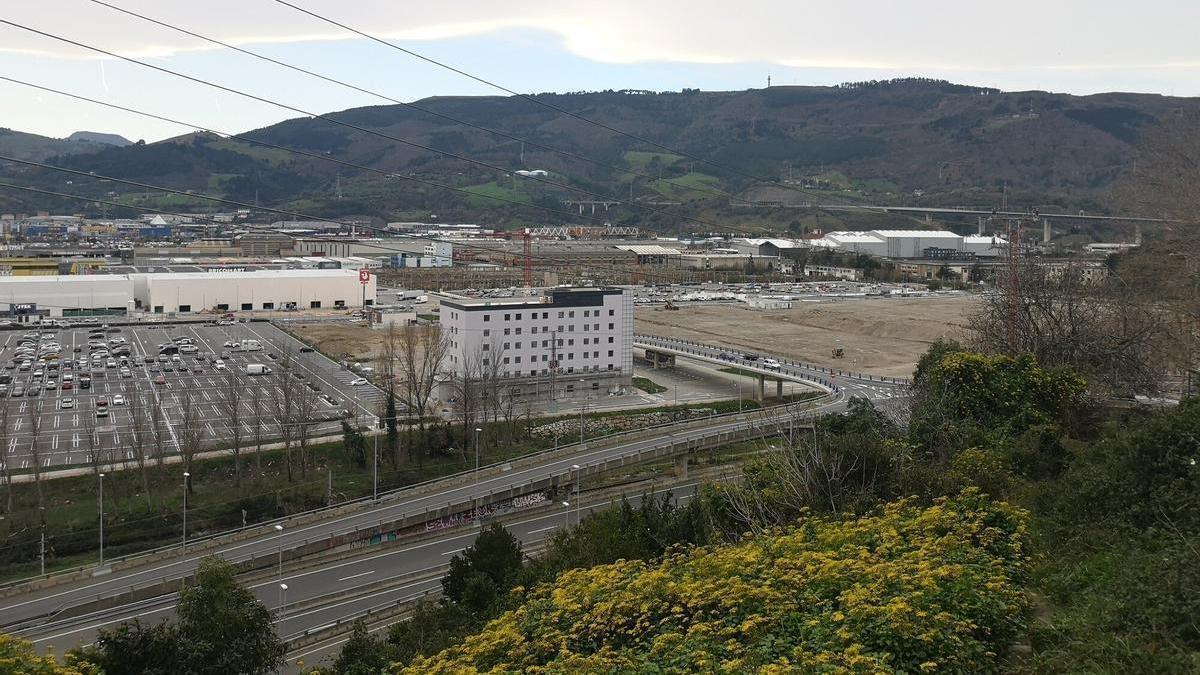 Vista del polígono Ibarzaharra de Sestao donde se ubicará el polo sanitario.