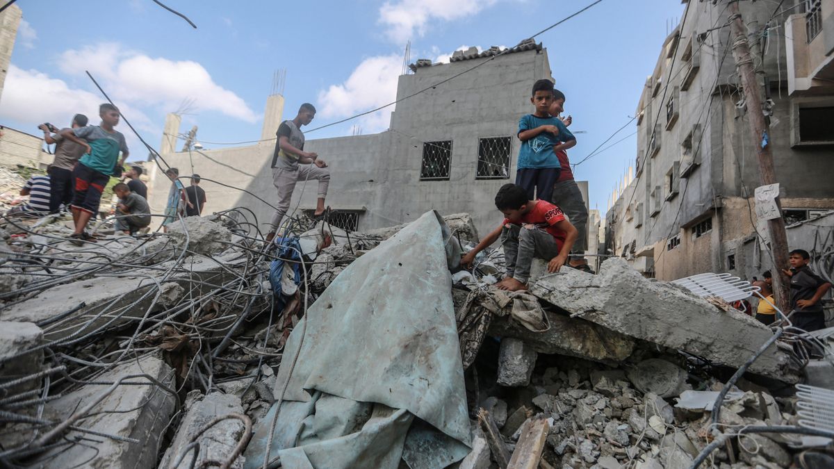 Niños palestinos inspeccionan los escombros tras un ataque aéreo israelí en el sur de Gaza.