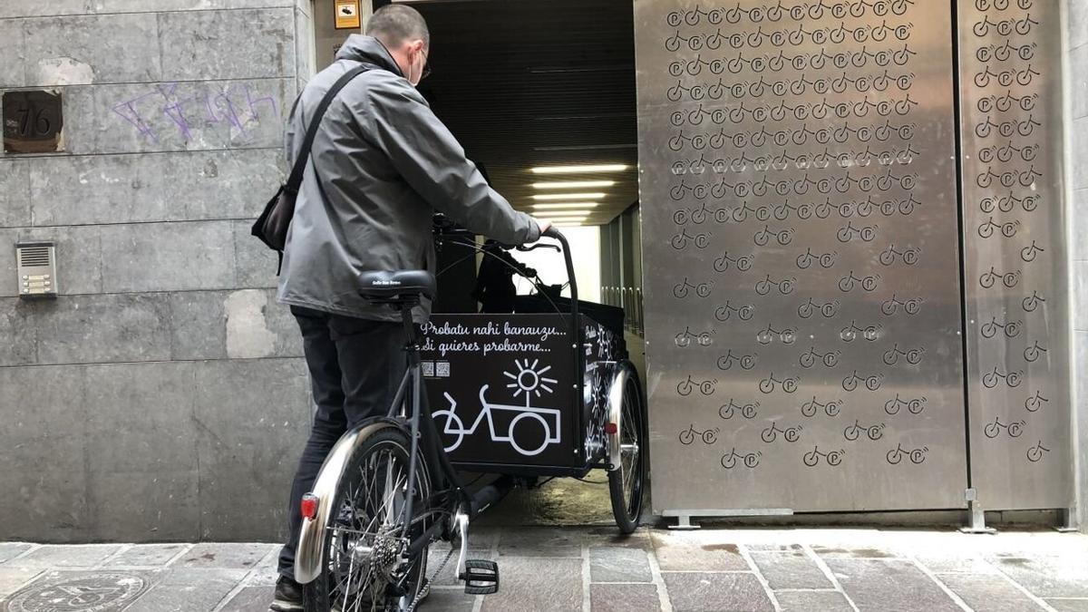 Un usuario accede a un parking de bicicletas.