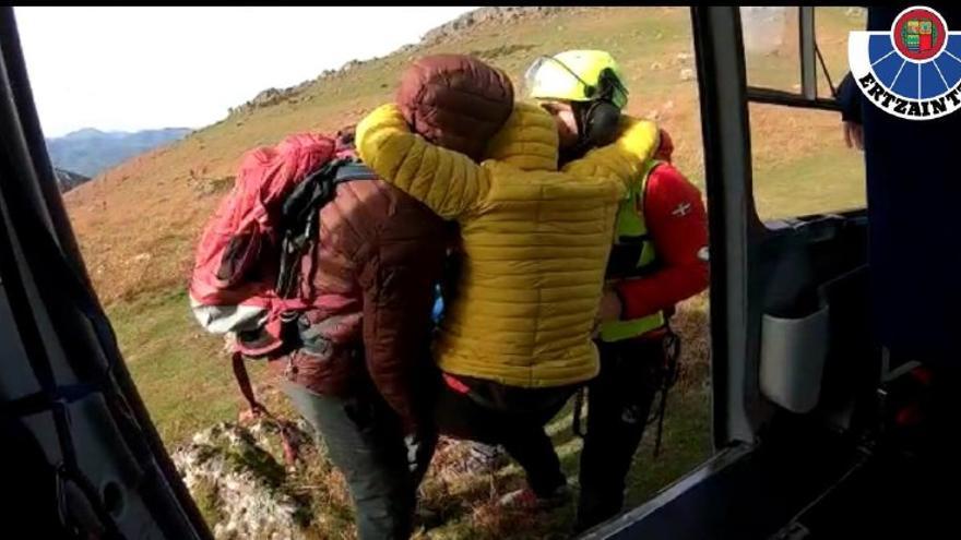 Los Servicios de Emergencias rescatan a una monta&ntilde;era accidentada en el Monte Adarra.
