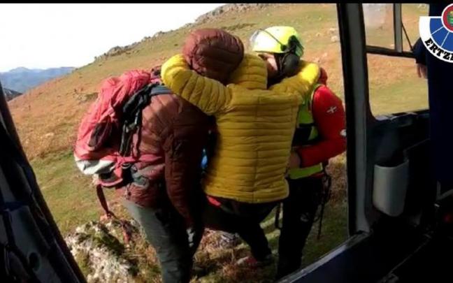 Los Servicios de Emergencias rescatan a una monta&ntilde;era accidentada en el Monte Adarra.