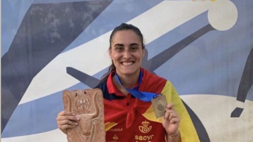 Patricia Encinas, con la medalla de plata del Mundial de balonmano playa y el trofeo de mejor portera del campeonato.