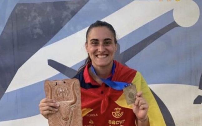 Patricia Encinas, con la medalla de plata del Mundial de balonmano playa y el trofeo de mejor portera del campeonato.