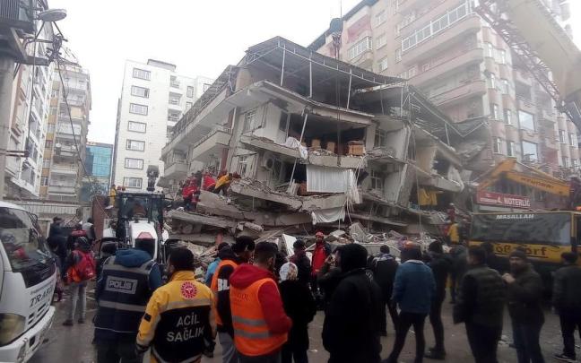 Turquía ha contabilizado 1.710 edificios derrumbados. Turquía ha contabilizado 1.710 edificios derrumbados.