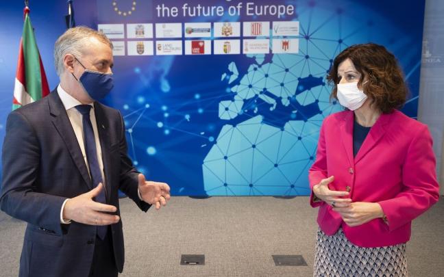 El lehendakari, I&ntilde;igo Urkullu, con la secretaria de Acci&oacute;n Exterior, Marian Elorza.