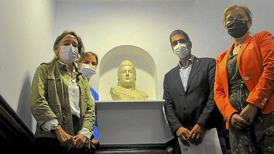 El alcalde Eneko Goia y otros miembros de la corporación, junto el busto de Cristina Brunetti. | FOTO: N.G.