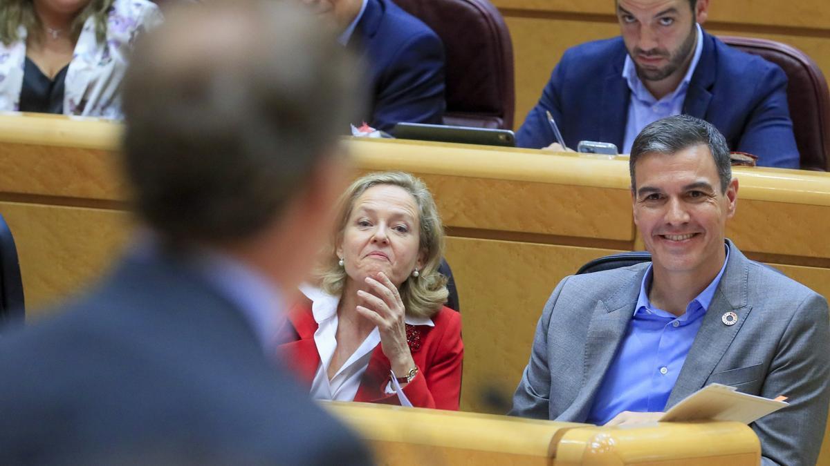 Pedro Sánchez escucha la intervención de Feijóo en al Senado.