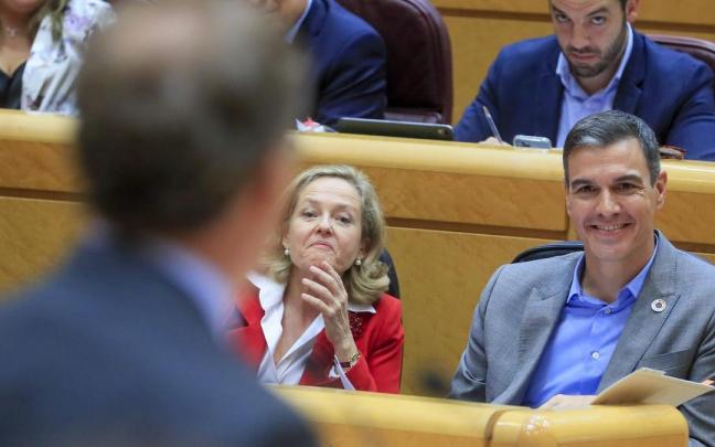 Pedro S&aacute;nchez escucha la intervenci&oacute;n de Feij&oacute;o en al Senado.