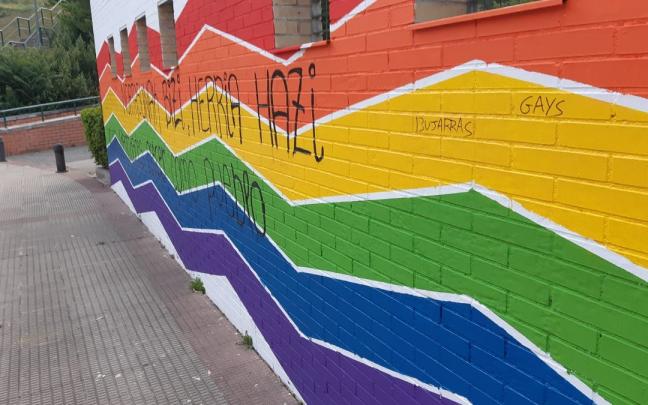 Pintadas en el mural de la calle Divina Pastora de Ansoáin. Pintadas en el mural de la calle Divina Pastora de Ansoáin.