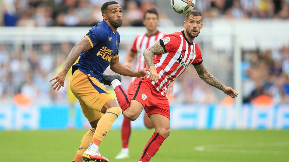 Iñigo Martínez, ante Callum Wilson, en el amistoso del Athletic contra el Newcastle.