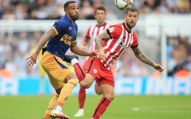 Iñigo Martínez, ante Callum Wilson, en el amistoso del Athletic contra el Newcastle. Iñigo Martínez, ante Callum Wilson, en el amistoso del Athletic contra el Newcastle.