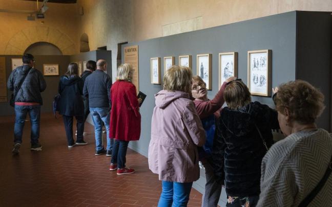 Varias personas en el Museo de Naipes-Bibat.