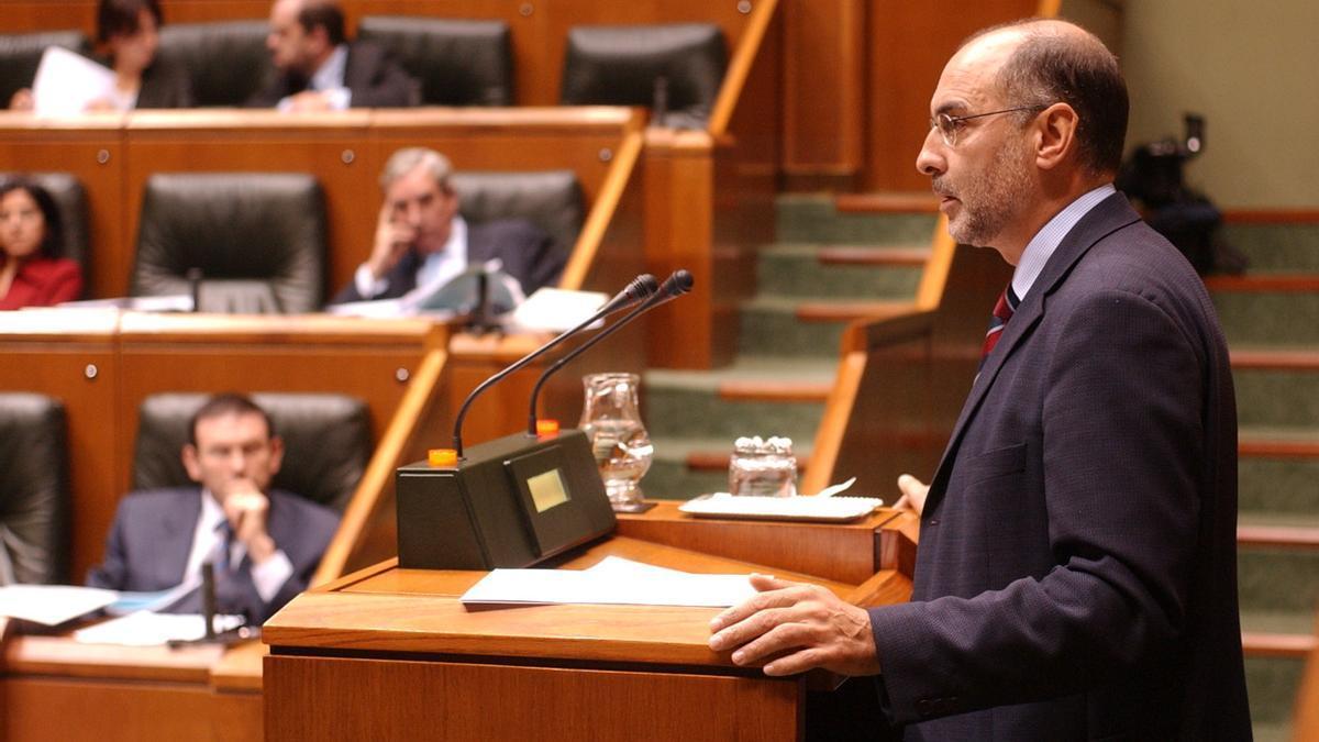 Rodolfo Ares, en la tribuna del Parlamento Vasco.