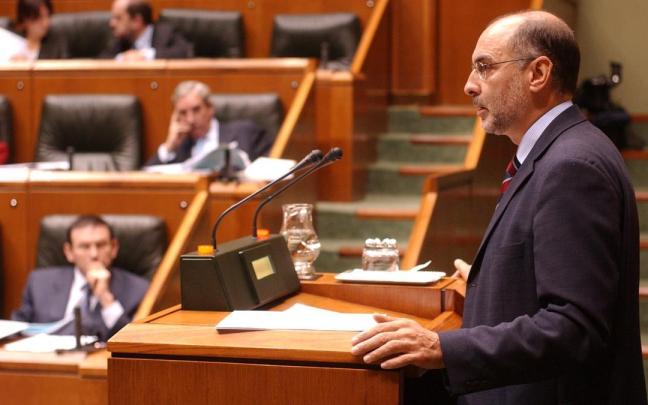Rodolfo Ares, en la tribuna del Parlamento Vasco.