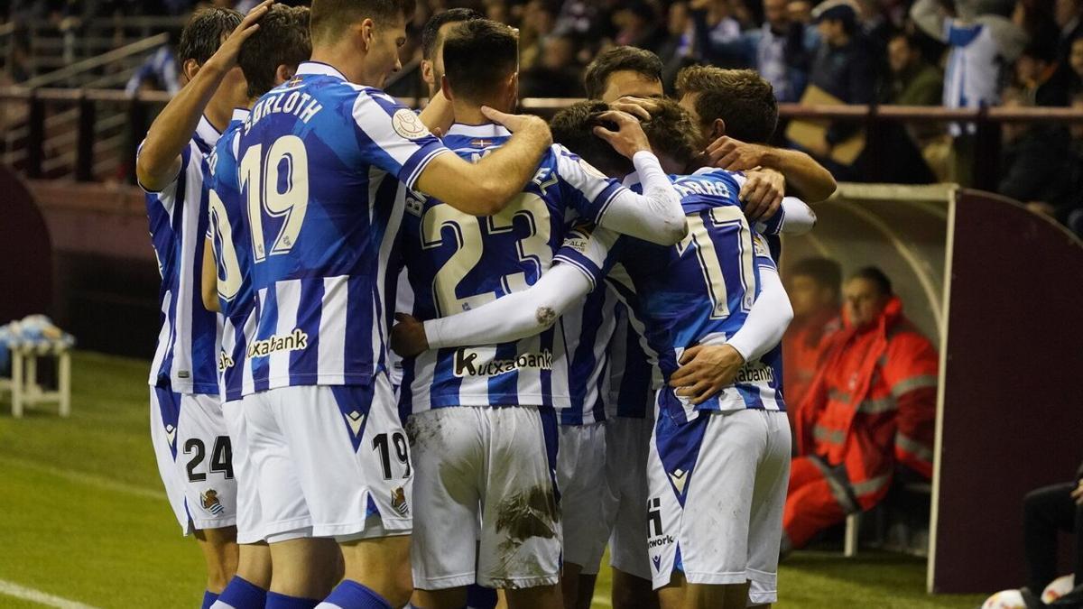 Los jugadores de la Real celebran el único gol contra el Logroñés