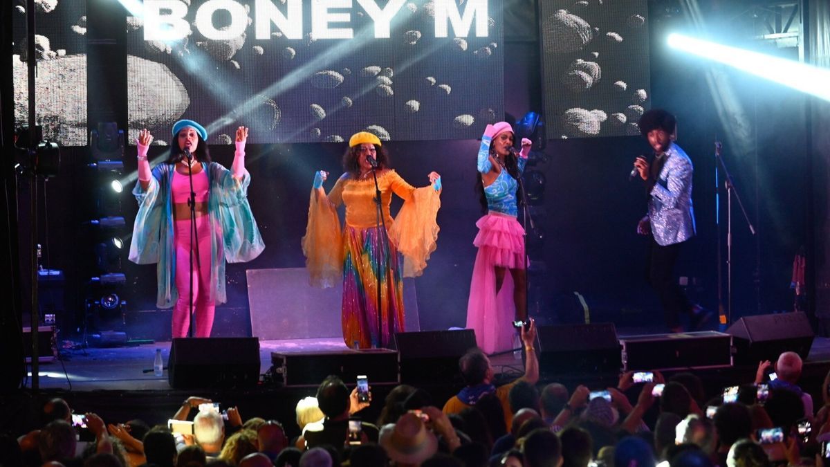 Los supervivientes de Boney M ‘petan’ la txosna de Gogorregi