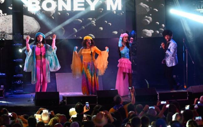 Los supervivientes de Boney M ‘petan’ la txosna de Gogorregi