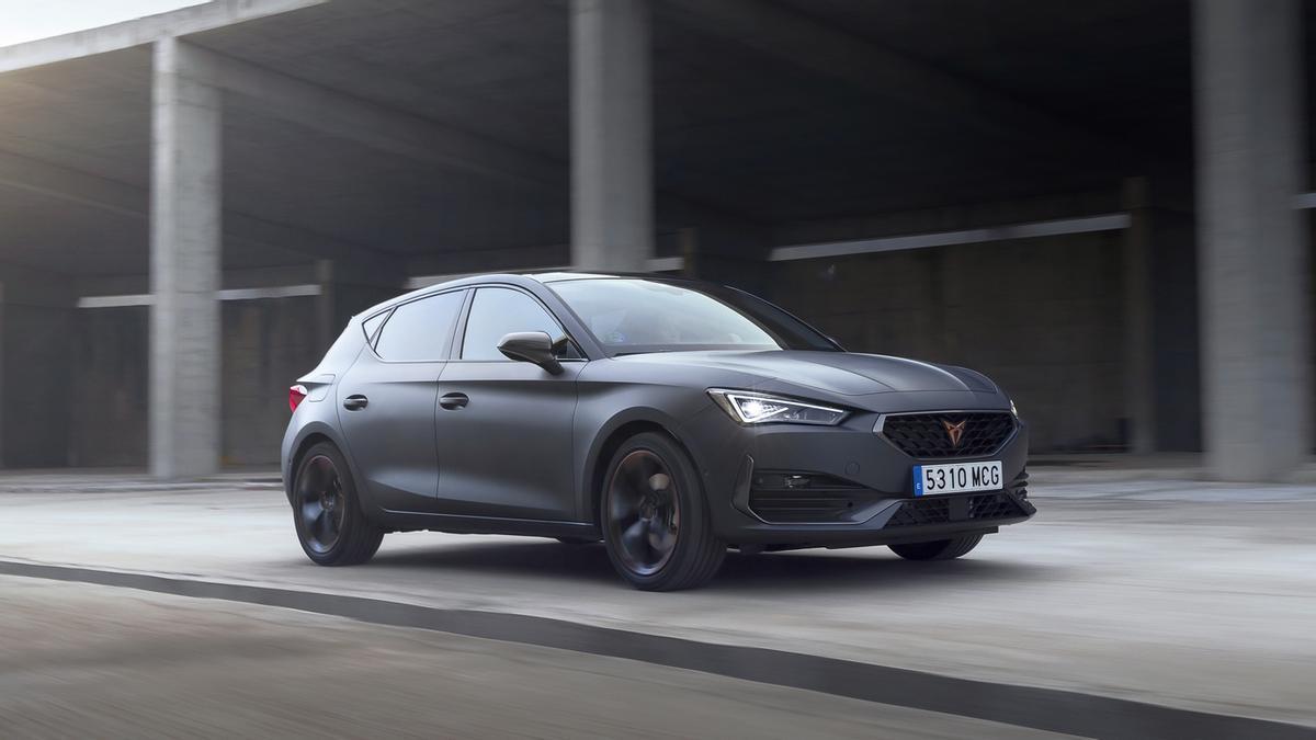 Cupra añade al León una motorización con hibridación suave, con potencia y precio atenuados para llegar al gran público.