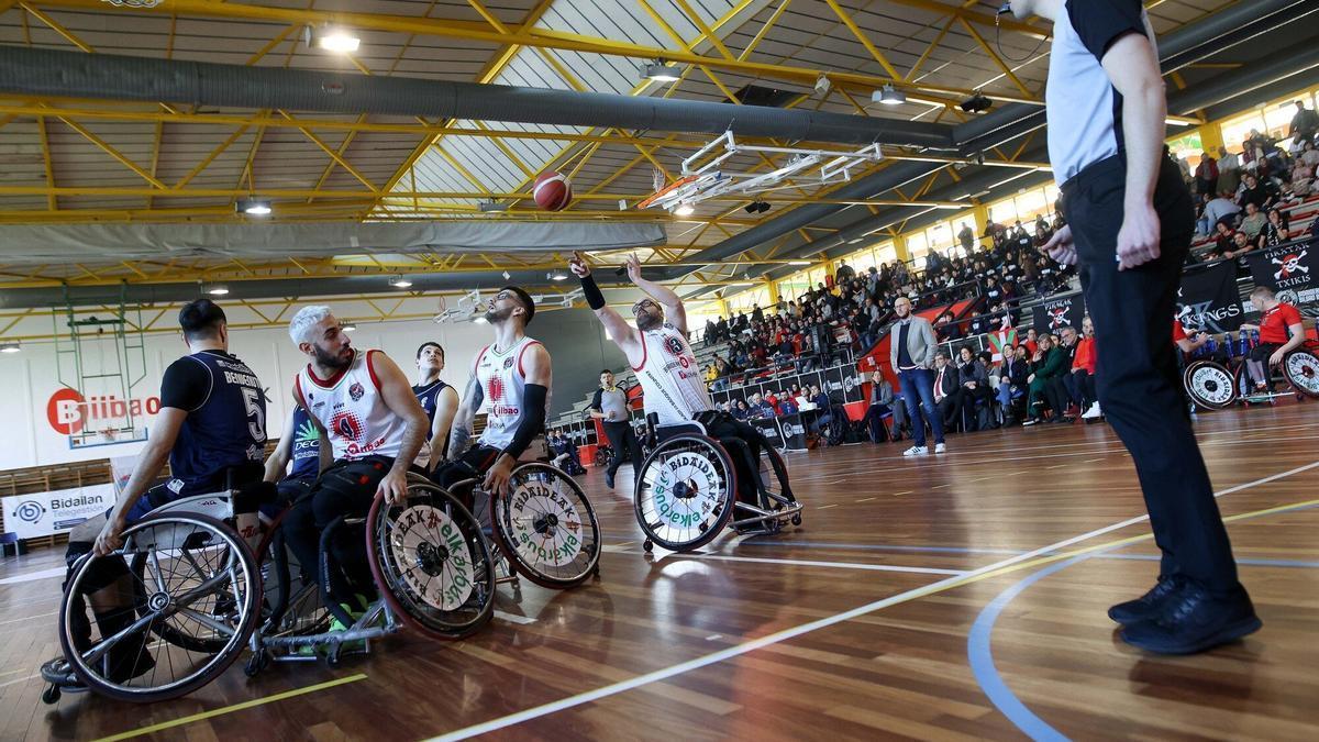 Asier Garcia lanza a canasta en el primer partido de ayer ante el Amicacci en el Polideportivo de Txurdinaga.