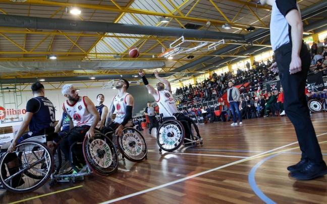 Asier Garcia lanza a canasta en el primer partido de ayer ante el Amicacci en el Polideportivo de Txurdinaga.