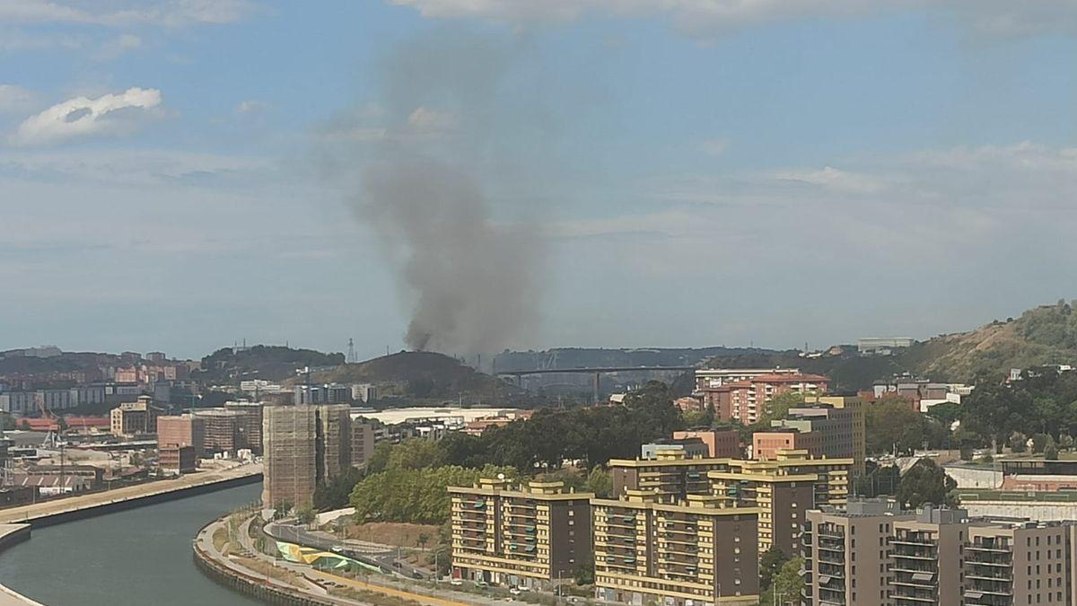 El incendio está provocando una intensa humareda