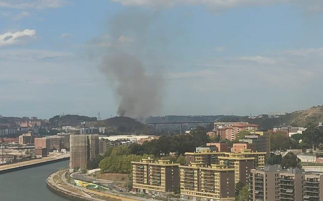 El incendio está provocando una intensa humareda El incendio está provocando una intensa humareda