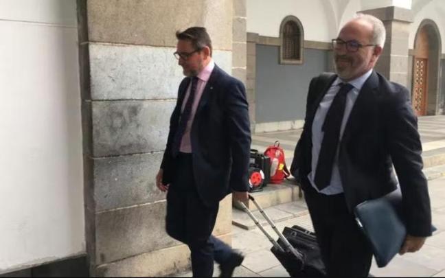 El exjuez Salvador Alba (i), junto a su abogado, en una imagen de archivo.