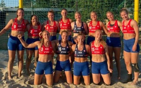 La selección de Noruega fue multada con 1.500 euros por negarse a disputar sus partidos con los biquinis obligatorios, algo que las jugadoras consideraban sexista e incómodo La selección de Noruega fue multada con 1.500 euros por negarse a disputar sus partidos con los biquinis obligatorios, algo que las jugadoras consideraban sexista e incómodo