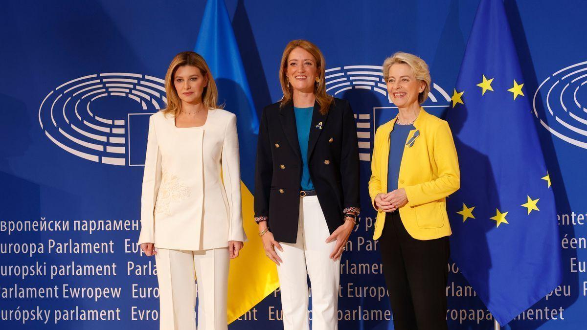 La primera dama ucraniana, Olena Zelenska, junto a la presidenta de la Comisión europea, Ursula Von der Leyen, y la presidenta del Parlamento Europeo, Roberta Metsola.