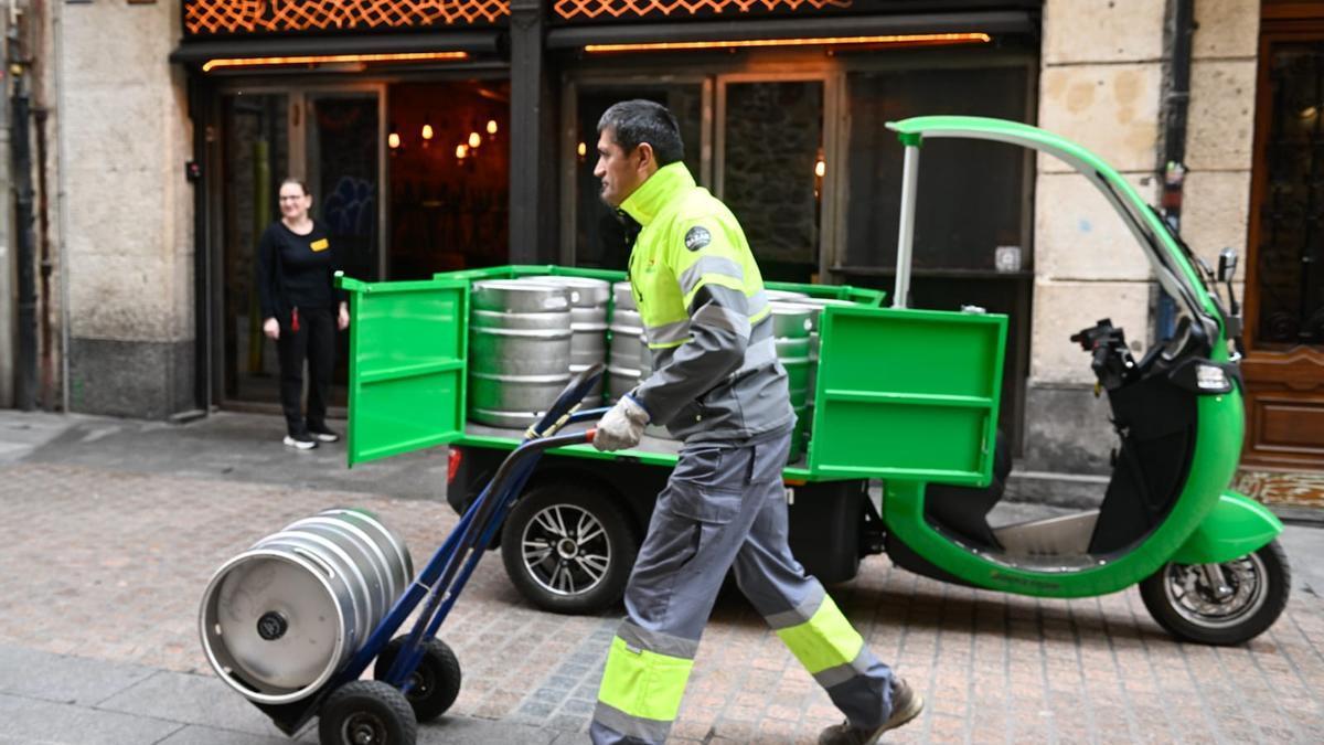 Uno de los motocarros esta mañana al lado de uno de los locales hosteleros a los que sirve la marca de cerveza