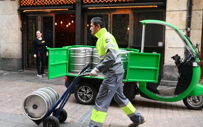 Uno de los motocarros esta mañana al lado de uno de los locales hosteleros a los que sirve la marca de cerveza Uno de los motocarros esta mañana al lado de uno de los locales hosteleros a los que sirve la marca de cerveza