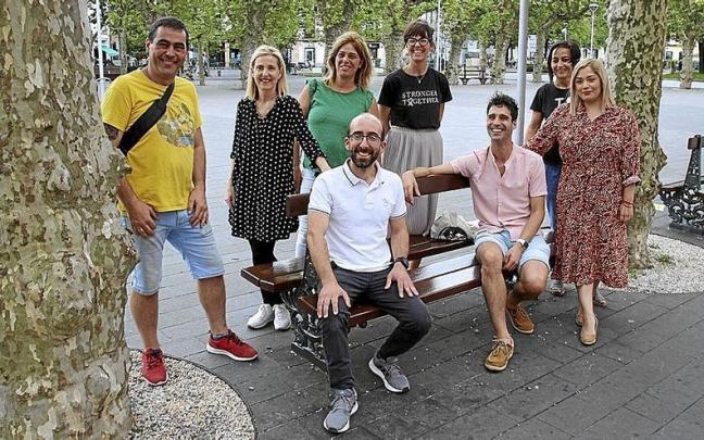 Representantes del tejido comercial y hostelero de Irun, junto a la edil Eizaguirre. | FOTO: N.G.