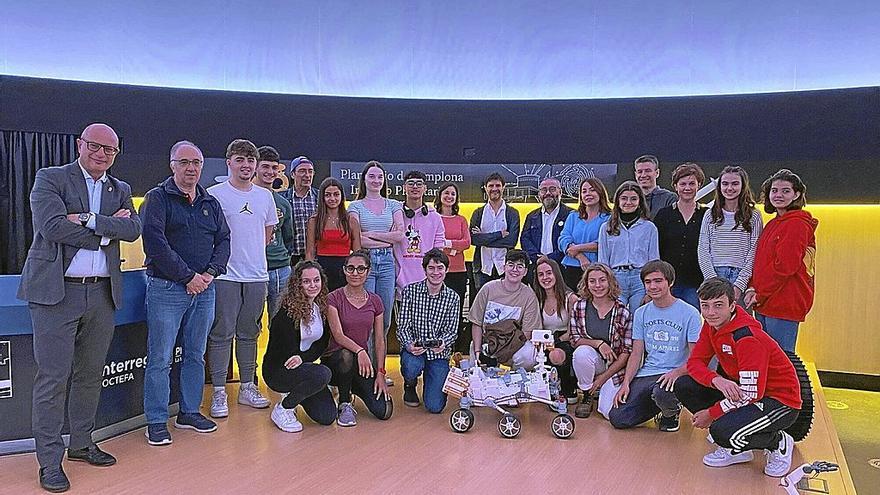 Alumnos participantes del programa ‘Escuela de Estrellas’ posan junto al robot Perseverance en el Planetario de Pamplona. | FOTO: CEDIDA