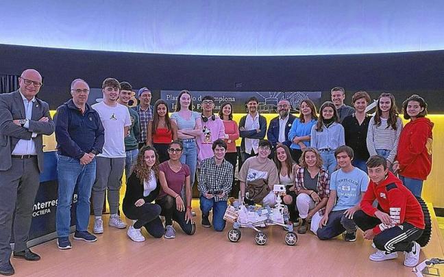 Alumnos participantes del programa &lsquo;Escuela de Estrellas&rsquo; posan junto al robot Perseverance en el Planetario de Pamplona. | FOTO: CEDIDA