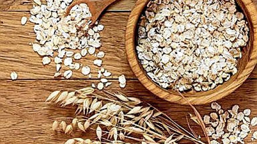 La tradicional comida de Reyes pondrá hoy punto final a los excesos navideños en unas fiestas que se celebran a lo grande en la mesa y con abundantes dulces como el turrón, los polvorones, mazapanes y el delicioso Roscón de Reyes propio del día de hoy, entre otras tentaciones dulces, así como sucesivos brindis con amigos, compañeros de trabajo... que terminan alejándonos de una rutina saludable. Es tiempo de buenos propósitos y de recuperar sanas constumbres. He aquí algunos consejos para acabar con esos kilos de más y recuperar los buenos hábitos olvidados.