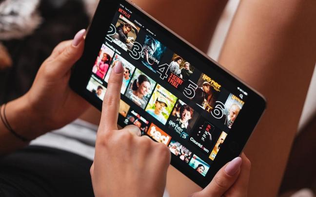 Una usuaria de Netflix con una tablet.