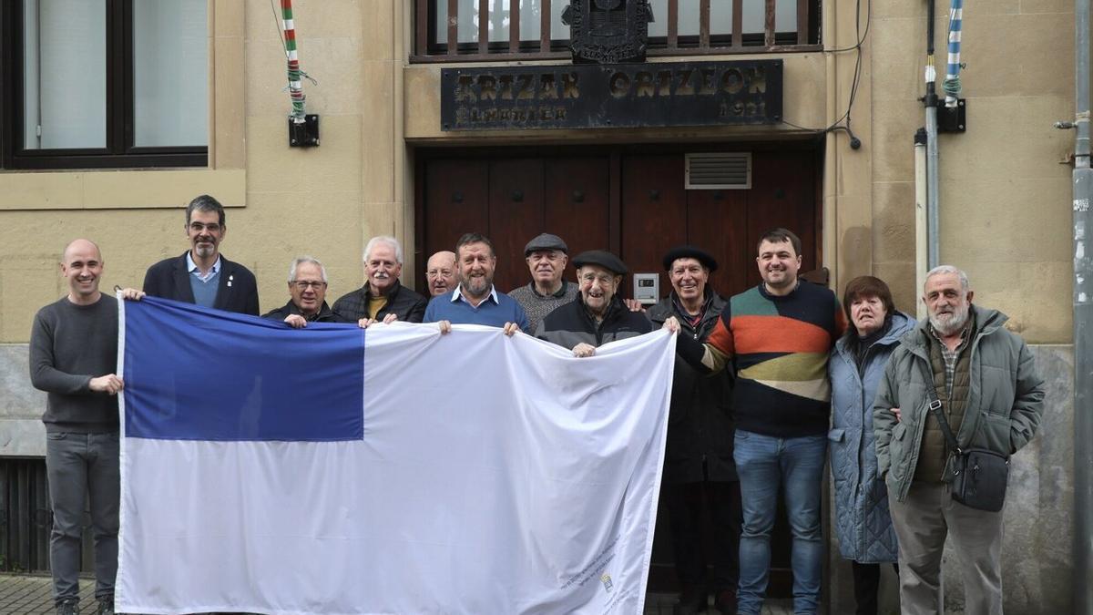 Miembros de Artzak Ortzeok junto a Eneko Goia en el exterior de la sede de la asociación