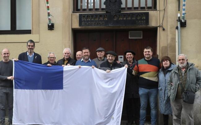 Miembros de Artzak Ortzeok junto a Eneko Goia en el exterior de la sede de la asociación Miembros de Artzak Ortzeok junto a Eneko Goia en el exterior de la sede de la asociación