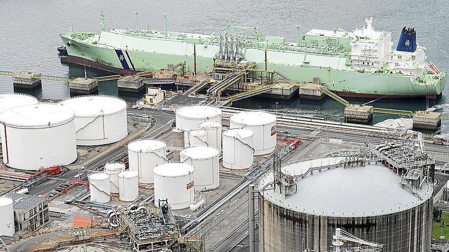 Vista de un barco metanero descargando ante la planta regasificadora del Puerto de Bilbao, una de las seis que funcionan actualmente en el Estado. | FOTO: E.P.