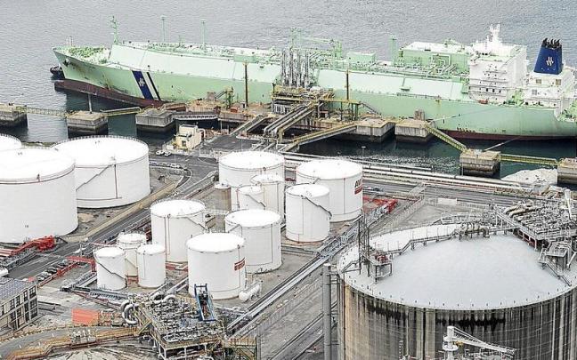 Vista de un barco metanero descargando ante la planta regasificadora del Puerto de Bilbao, una de las seis que funcionan actualmente en el Estado. | FOTO: E.P.