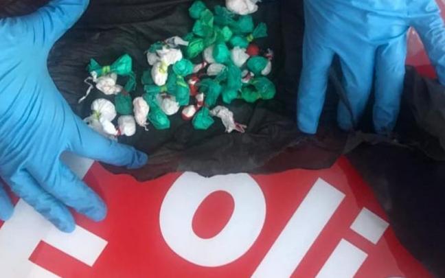 Imagen de las bolsitas de coca&iacute;na intervenidas al ciclista.