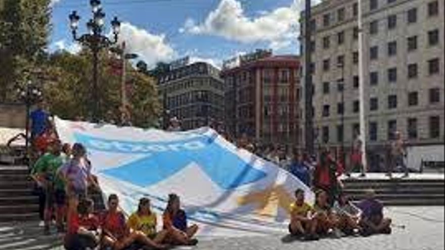 Representantes de Bilboko Konpartsak en la presentación de la manifestación en favor de los derechos de los presos del día 26