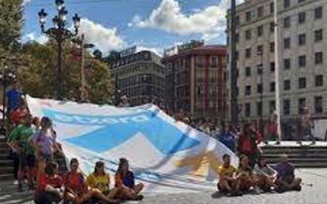 Representantes de Bilboko Konpartsak en la presentación de la manifestación en favor de los derechos de los presos del día 26 Representantes de Bilboko Konpartsak en la presentación de la manifestación en favor de los derechos de los presos del día 26